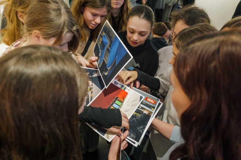 40 ósmoklasistów, galeria i Instax — czyli dużo energii
